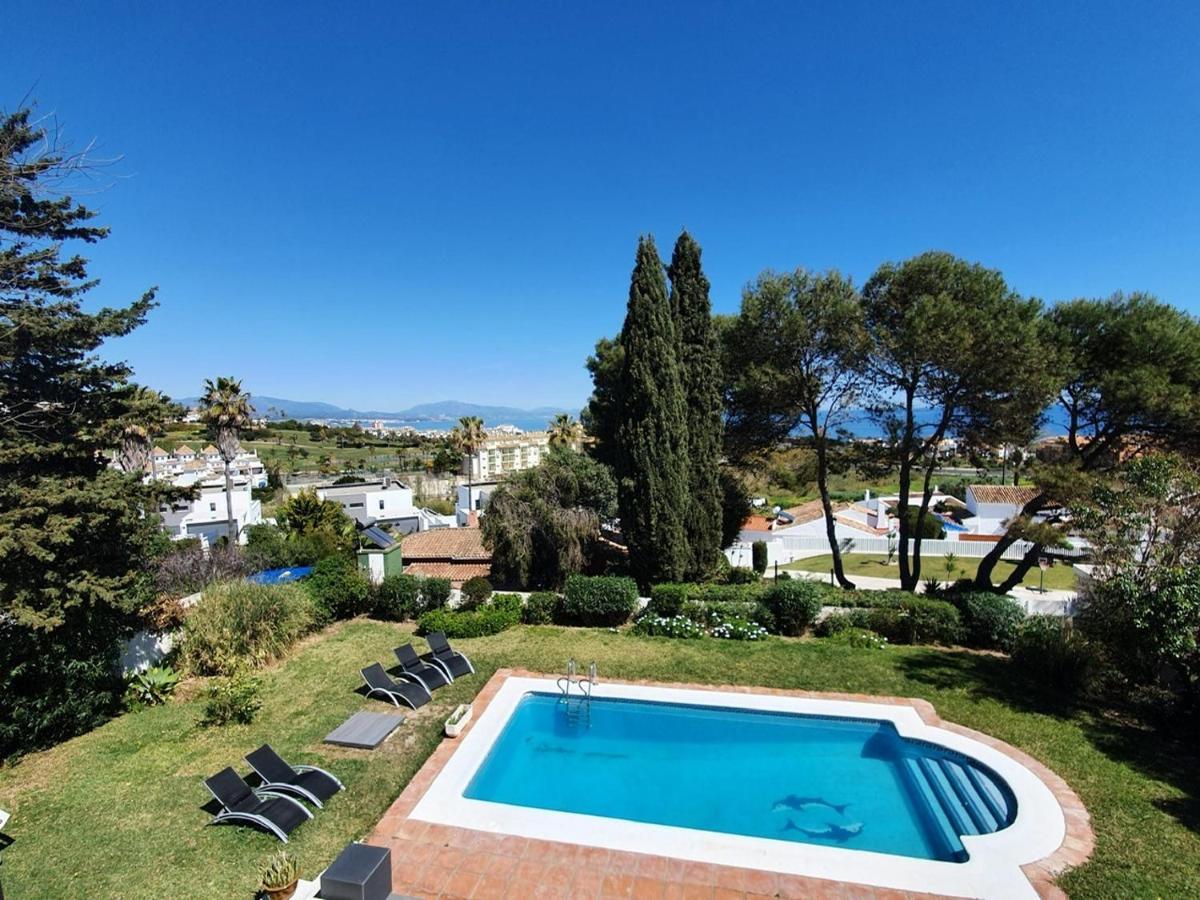 Seaside Villa: 5-Bedroom Retreat with Pool and Ocean Views Manilva Exterior photo