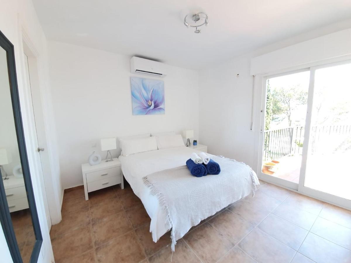 Seaside Villa: 5-Bedroom Retreat with Pool and Ocean Views Manilva Exterior photo
